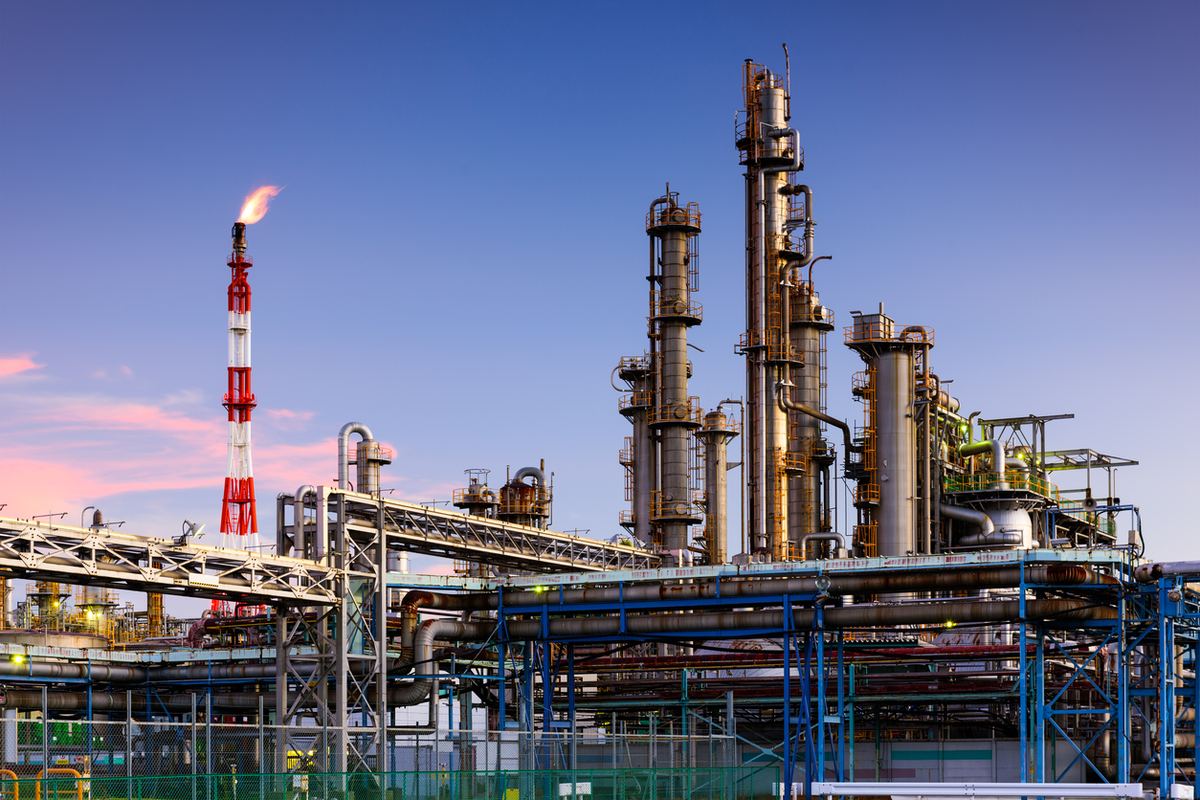 Petrochemical process plant with distillation columns